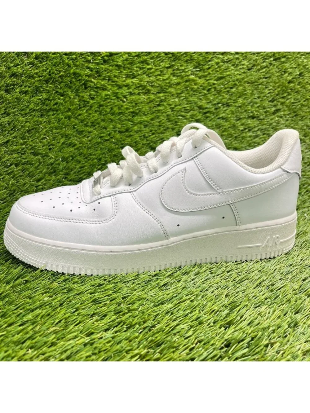 Nike Air Force 1 '07 Low Mens Size 10.5 White Athletic Lifestyle Shoes Sneakers